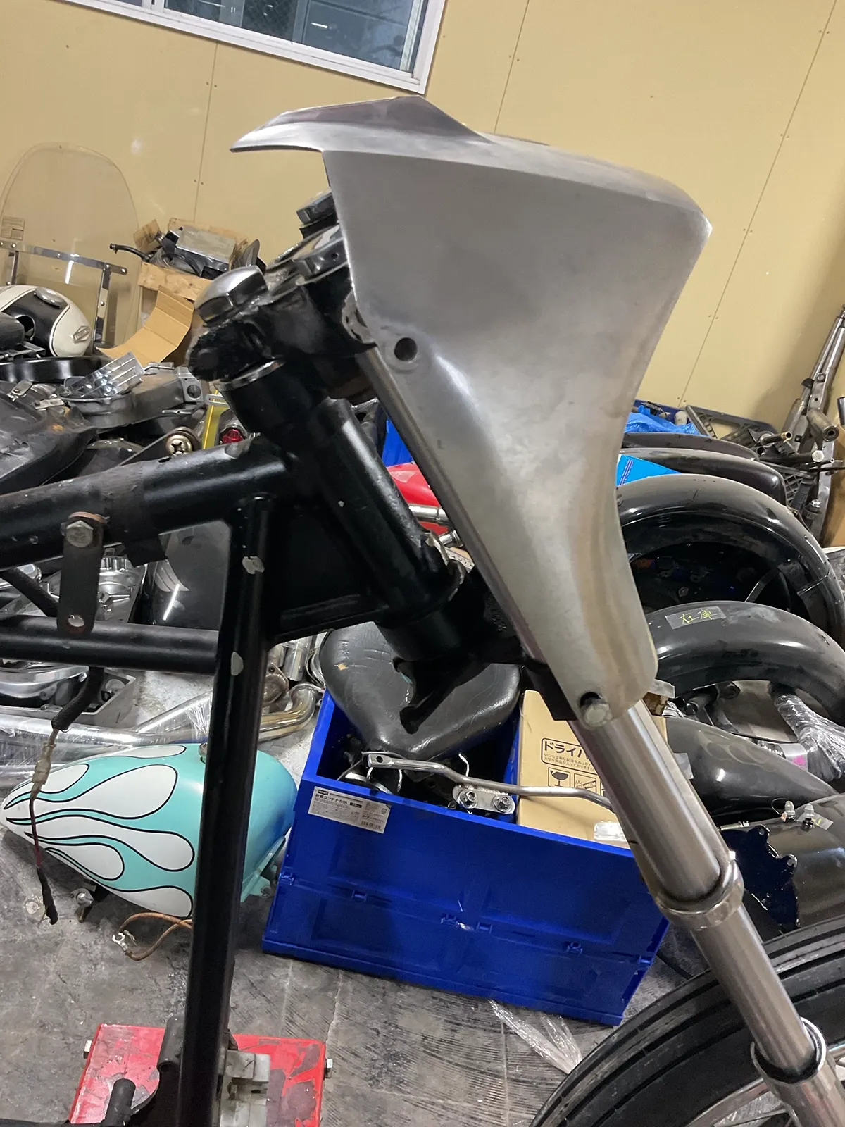 1973XLCHのロングフォークに鉄仮面タイプのフロントカバーを仮合わせした状態