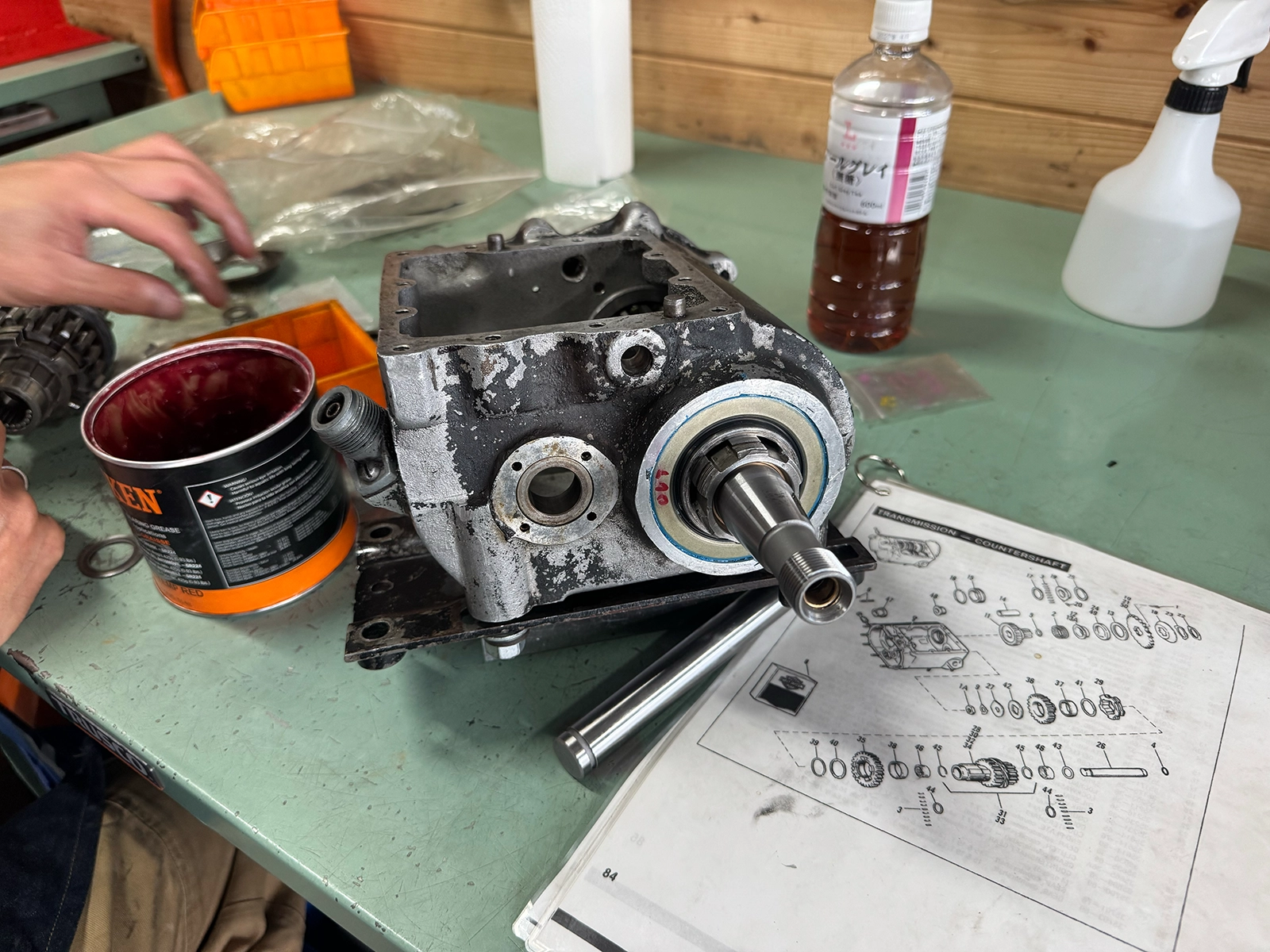 1959FLの4速ミッションケースに組み込まれたオイルシールとメインシャフト