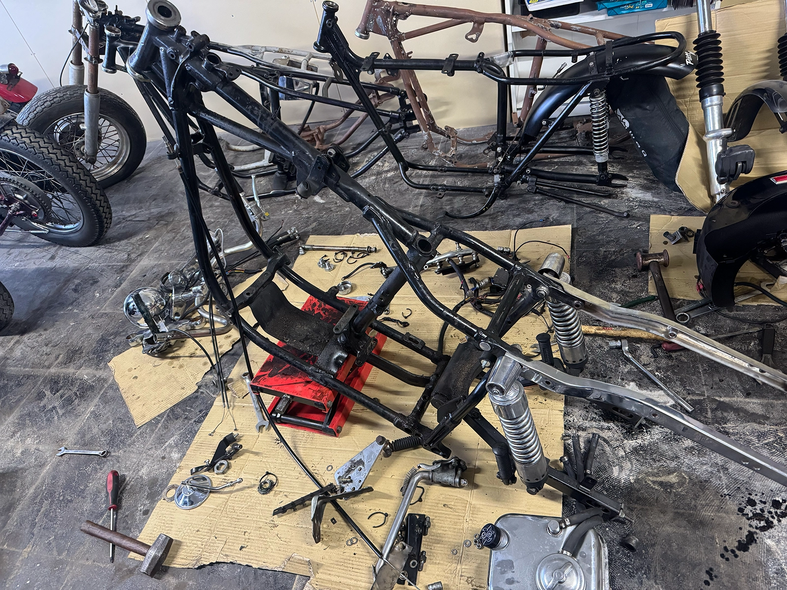 1974FXショベルヘッドのハードテイル加工に向けて、ホイールや外装を取り外した純正フレームとスイングアーム