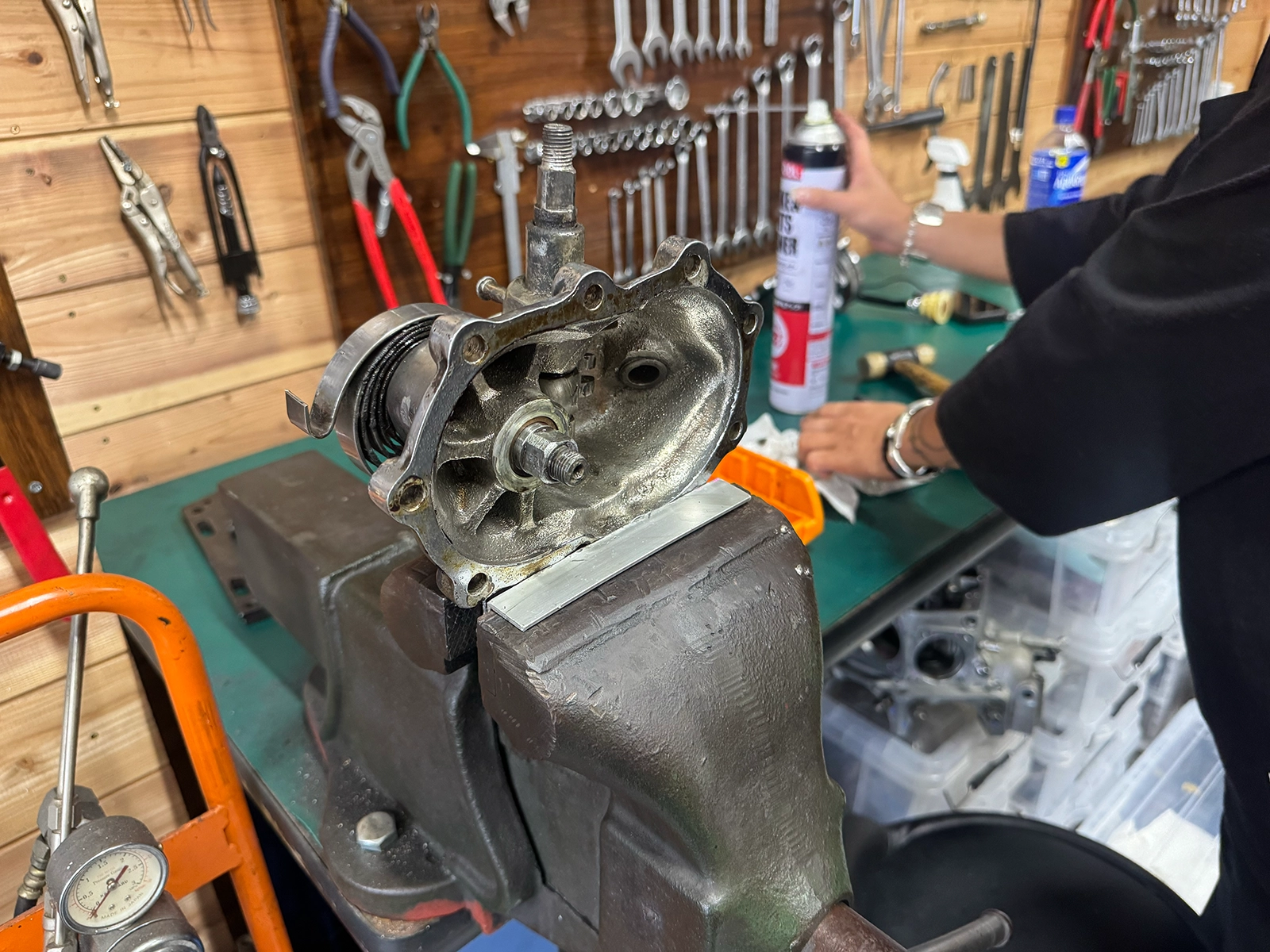 1950年式パンヘッドFLのミッション部品を万力に固定して分解する準備作業