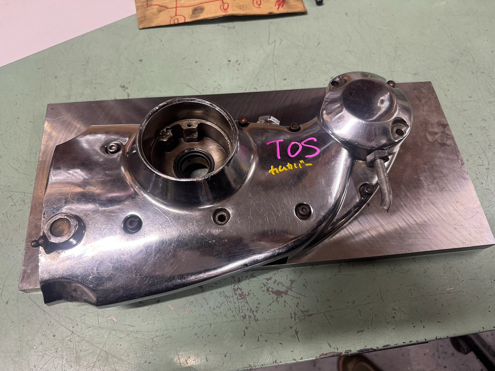 1976年式XLHのカムカバーをカムブッシュ加工用治具にセットした状態