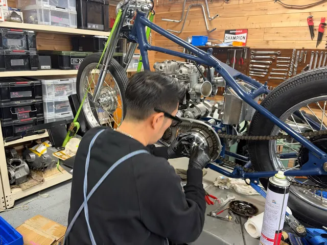 1957年式Triumph TR6のクラッチ周りを組み付ける作業。クラッチハブ付近の部品を取り付ける様子