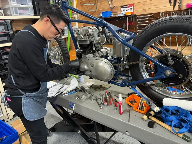 Triumph TR6のプライマリーカバー周辺を確認しながらクラッチ周りを組み立てる様子