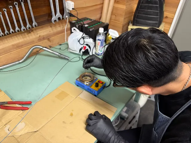 Triumph TR6のフロントブレーキケーブル製作。はんだ槽を使用してケーブル先端のニップルを固定する作業