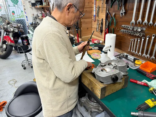 Triumph T100Tのバルブシートカット作業でバルブとシートの当たりを確認する様子