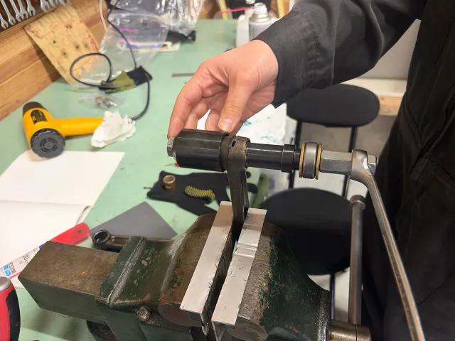 コンロッドスモールエンドに取り付けたブッシュ抜き取り工具とレンチ