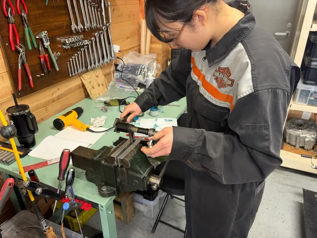 1976年XLHのコンロッドに専用工具を使って新品スモールエンドブッシュを圧入