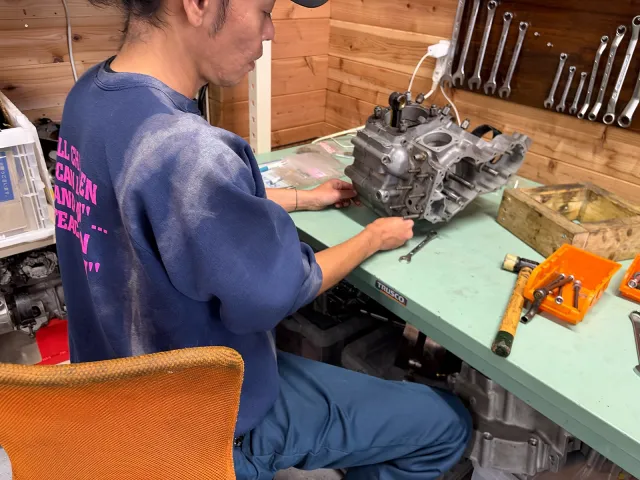 1950年FLパンヘッドのクランクケースを作業台に置き、組み付け状態を確認する様子