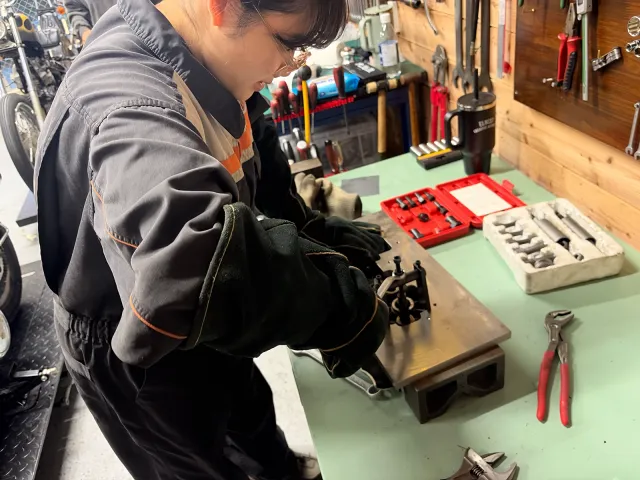 1976年XLHのカムブッシュを専用の抜き取り工具で取り外す作業