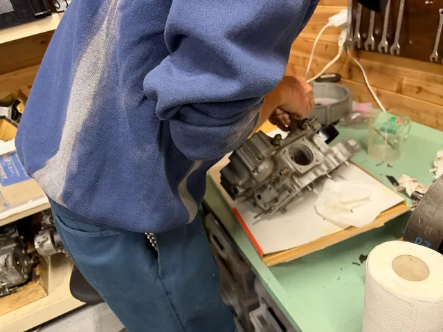 1950年FLパンヘッドのクランクケースから古いガスケットを除去し、合わせ面を清掃する作業